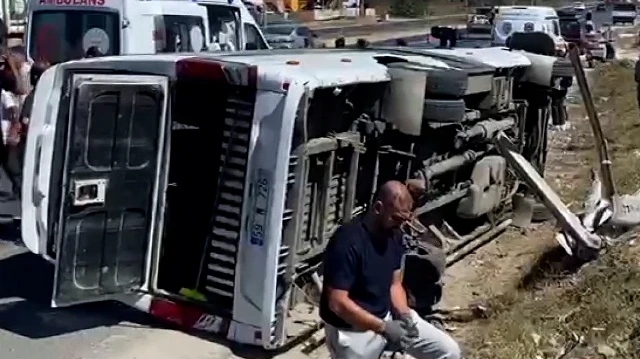 Tekirdağ’da yolcu minibüsü elektrik direğine çarptı